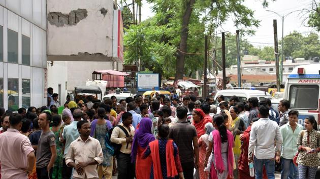 The victim’s family alleged that a delay in arrival of an ambulance led to her death. (Yogesh Kumar/HT PHOTO) The victim’s family alleged that a delay in arrival of an ambulance led to her death. (Yogesh Kumar/HT PHOTO)
