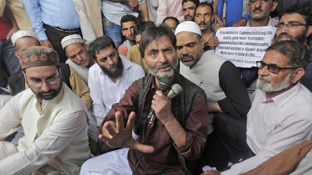 JKLF chairman Yasin Malik (centre) led a protest demonstration at Residency Road in Srinagar soon after culmination of Friday prayers. Protestors carrying placards shouted pro-freedom slogans and warned of serious consequences if Article 35A is removed.(HT/File Photo)