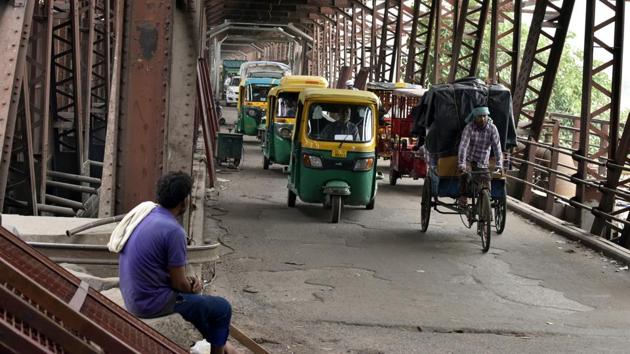 The old Yamuna bridge, a major connectivity link between Delhi and the neighbouring states, was reopened for vehicular movement today, four days after it was closed due to the rise in the river’s water level beyond the danger mark. (Sonu Mehta / HT Photo) The old Yamuna bridge, a major connectivity link between Delhi and the neighbouring states, was reopened for vehicular movement today, four days after it was closed due to the rise in the river’s water level beyond the danger mark. (Sonu Mehta / HT Photo)