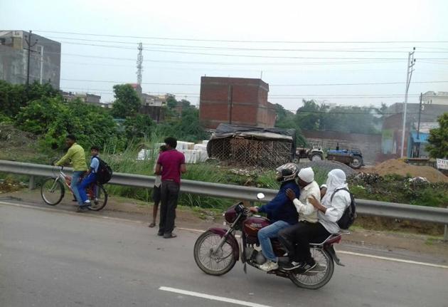 The bank robbers(on motorcycle) were captured in CCTV camera. (HT Photo) The bank robbers(on motorcycle) were captured in CCTV camera. (HT Photo)