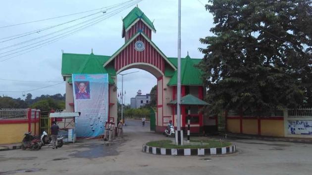 Police at the entrance gate of Manipur University in Imphal on August 4.(HT Photo)