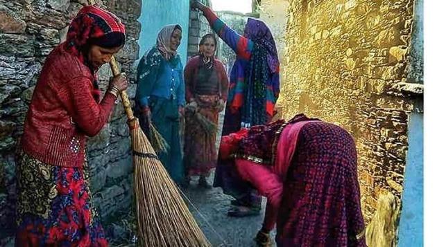 Villagers clean a street at Kandara village in Chamoli district. (HT Photo) Villagers clean a street at Kandara village in Chamoli district. (HT Photo)