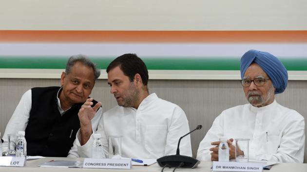 Congress president Rahul Gandhi, former prime minister Manmohan Singh and party leader Ashok Gehlot at the Congress Working Committee (CWC) meeting, at AICC in New Delhi on August 4.(Mohd Zakir / HT Photo)