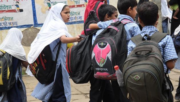 Students with their heavy school bags outside Rajiv Gandhi Primary School at Nehrunagar, Pimpri. This is one of the schools where the ‘no school bag day’ will be celebrated twice a month. (HT Photo) Students with their heavy school bags outside Rajiv Gandhi Primary School at Nehrunagar, Pimpri. This is one of the schools where the ‘no school bag day’ will be celebrated twice a month. (HT Photo)
