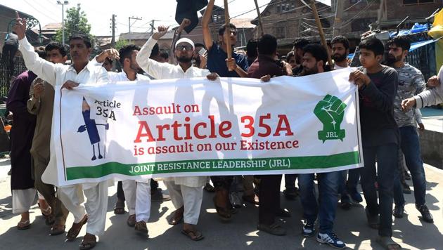 Kashmiris carry out a demonstration over Article 35A and 370, in Srinagar on August 3, 2018. The Jammu and Kashmir government has sought an adjournment of the hearing on August 6 in the Supreme Court on a batch of petitions challenging the validity of Article 35A of the Constitution.(AFP)