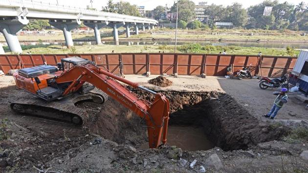 Sarang Yadwadkar, a city-based activist, in his petition, had raised concern over the environmental and ecological consequences of constructing a Metro route on the riverbed. Consequently, NGT constituted a committee to study the impact of the proposed 1.4km route on the river bed. (Pratham Gokhale/HT Photo) Sarang Yadwadkar, a city-based activist, in his petition, had raised concern over the environmental and ecological consequences of constructing a Metro route on the riverbed. Consequently, NGT constituted a committee to study the impact of the proposed 1.4km route on the river bed. (Pratham Gokhale/HT Photo)