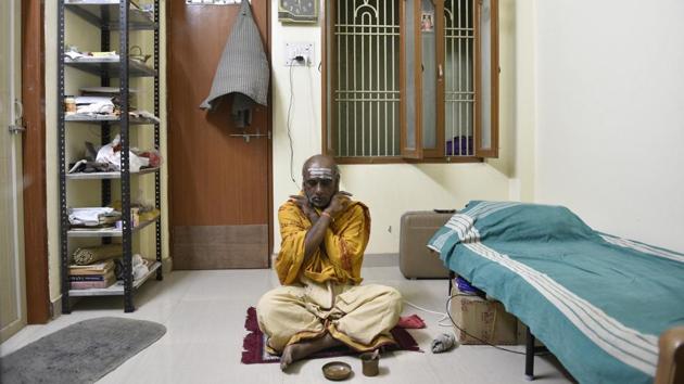 PSS Shastri came from Vijayawada, Andhra Pradesh to live in Kashivas Bhavan, awaiting death. Once upon a time, it was difficult to identify moksha seekers in Kashi. They were part of the crowd and were not segregated as visitors or guests in hotels where people check-in to die. (Sanchit Khanna / HT Photo) PSS Shastri came from Vijayawada, Andhra Pradesh to live in Kashivas Bhavan, awaiting death. Once upon a time, it was difficult to identify moksha seekers in Kashi. They were part of the crowd and were not segregated as visitors or guests in hotels where people check-in to die. (Sanchit Khanna / HT Photo)