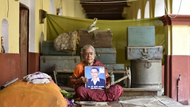 Saraswati Aggarwal holds a picture of her late husband at Mumukshu Bhavan. This landmark near the iconic Assi Ghat is spread over four acres. The campus has a secondary school, temple, resthouse for travellers and a 60-room section for salvation-seekers. (Sanchit Khanna / HT Photo) Saraswati Aggarwal holds a picture of her late husband at Mumukshu Bhavan. This landmark near the iconic Assi Ghat is spread over four acres. The campus has a secondary school, temple, resthouse for travellers and a 60-room section for salvation-seekers. (Sanchit Khanna / HT Photo)