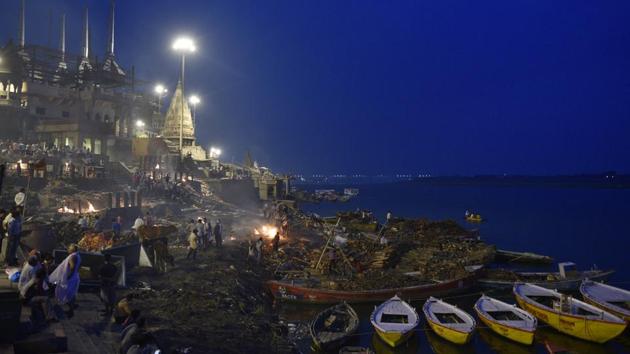 A view of Manikarnika Ghat on the banks of river Ganga at Varanasi. Bhattacharya wonders if any of the inmates in these lodges will get moksha. “You have to detach yourself from worldly affairs to get attached to Kashi. People in these facilities spend their days on their iPhones. You think they will get salvation?” he asked in a dismissive tone. (Sanchit Khanna / HT Photo) A view of Manikarnika Ghat on the banks of river Ganga at Varanasi. Bhattacharya wonders if any of the inmates in these lodges will get moksha. “You have to detach yourself from worldly affairs to get attached to Kashi. People in these facilities spend their days on their iPhones. You think they will get salvation?” he asked in a dismissive tone. (Sanchit Khanna / HT Photo)