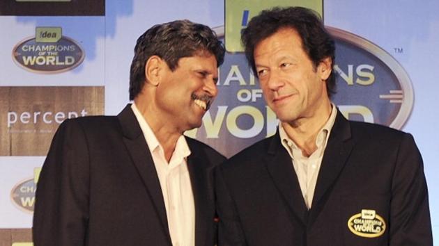 Previous cricket World Cup winning captains Kapil Dev of India (L) and Imran Khan (R) of Pakistan speak during a promotional function of a telecom company in Mumbai in 2011.(AFP/Getty Images)