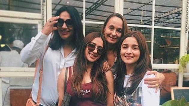 Alia Bhatt went out on an all girls date with her bestie Akanksha, mom Soni and Anu. Alia Bhatt went out on an all girls date with her bestie Akanksha, mom Soni and Anu.