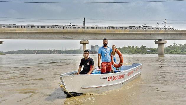 (From left) Naeem and Javed are divers of the Boat Club.(Raj K Raj/HT Photo)