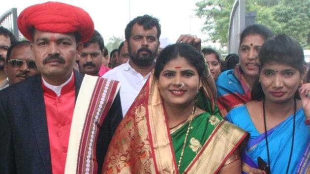 Mayor of Pimpri-Chinchwad, Rahul Jadhav, went to the Mahasabha wearing a Mahatma Jyotiba Phule outfit and his wife dressed up as Savitribai Phule in Pune on Sunday.(HT PHOTO)