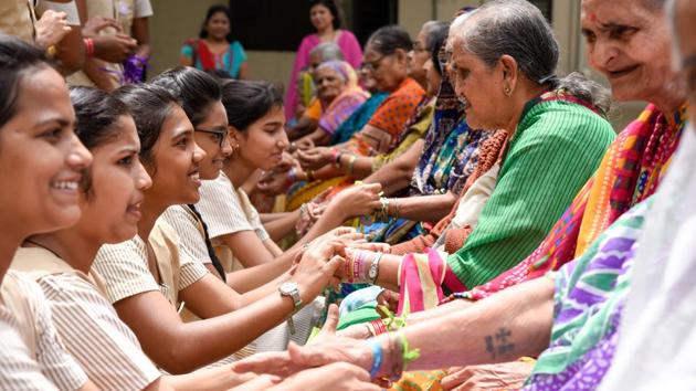 Students of Abhinav Society's junior college celebrated Friendship Day by tying friendship bands on the hands of senior citizens of Matoshri Vruddhashram (old age home) in Karvenagar on Saturday. (Sanket Wankhade/HT )