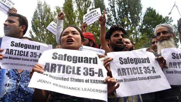 Kashmiris shout slogans during a protest against attempts to revoke article 35A and 370 in Srinagar on August 2.(AFP Photo)