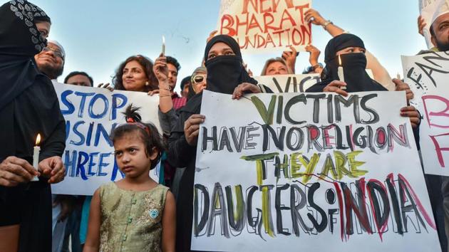 People take part in a candlelight march at the India Gate in protest over Kathua gangrape case, in New Delhi.(PTI)