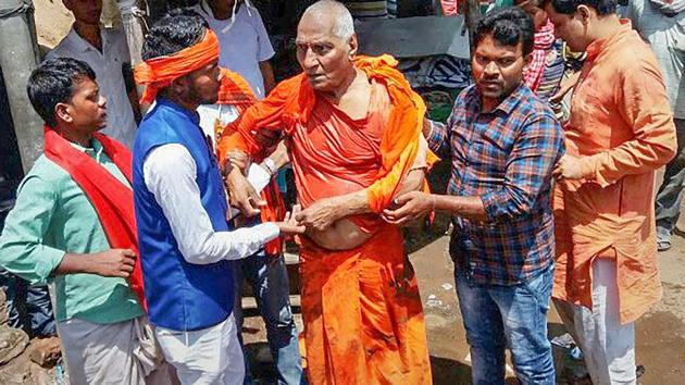 Swami Agnivesh, who was in Jharkhand’s Pakur to attend an event on July 18, was in his hotel when a group of ABVP and BJYM workers allegedly thrashed him.(PTI/File Photo)