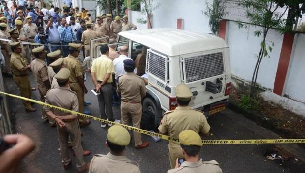 An armed miscreant shot dead the van guard of a private cash collection agency, injured its officer and looted Rs 6.44 lakh from the van in the high security zone just opposite Raj Bhawan Colony in Lucknow.(HT Photo) An armed miscreant shot dead the van guard of a private cash collection agency, injured its officer and looted Rs 6.44 lakh from the van in the high security zone just opposite Raj Bhawan Colony in Lucknow.(HT Photo)