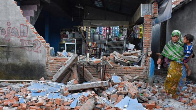 A woman walks past debris from a collapsed wall following the earthquake in Lendang Bajur Hamlet. National Disaster Mitigation Agency spokesman Sutopo Purwo Nugroho told a news conference that damage was “massive” in the north of Lombok. (Ahmad Subaidi / Antara Foto / REUTERS) A woman walks past debris from a collapsed wall following the earthquake in Lendang Bajur Hamlet. National Disaster Mitigation Agency spokesman Sutopo Purwo Nugroho told a news conference that damage was “massive” in the north of Lombok. (Ahmad Subaidi / Antara Foto / REUTERS)