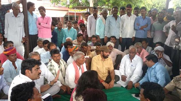 Members of All India Kisan Sabha and villagers hold a protest outside a hospital in Nagaur on Monday demanding compensation for the farmer who killed himself on Sunday. (HT Photo) Members of All India Kisan Sabha and villagers hold a protest outside a hospital in Nagaur on Monday demanding compensation for the farmer who killed himself on Sunday. (HT Photo)