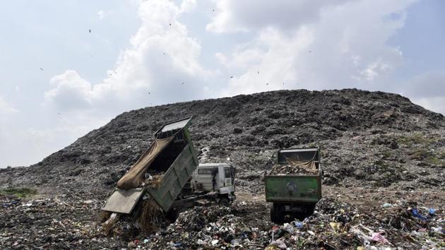 Trucks dumping garbage at Ghazipur Landfill site in New Delhi. (HT PHOTO) Trucks dumping garbage at Ghazipur Landfill site in New Delhi. (HT PHOTO)