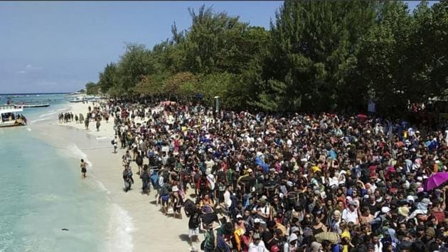 Tourists affected by a strong earthquake line up on a beach as they wait to be evacuated on Gili Trawangan Island, Indonesia, Monday. (AP Photo) Tourists affected by a strong earthquake line up on a beach as they wait to be evacuated on Gili Trawangan Island, Indonesia, Monday. (AP Photo)