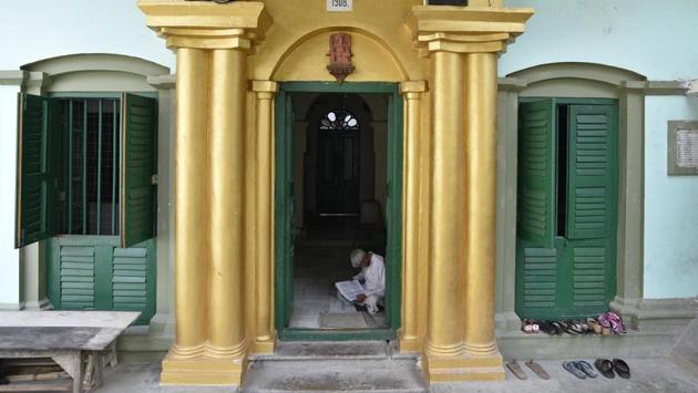Mukti Bhavan, the lodge for salvation seekers with its wrought iron gate, arches and tin mailbox, is a a more than 60-year-old structure. In 1958, industrialist Vishnu Hari Dalmia set up the lodge for those who wanted to die in peace in Kashi. (Sanchit Khanna / HT Photo) Mukti Bhavan, the lodge for salvation seekers with its wrought iron gate, arches and tin mailbox, is a a more than 60-year-old structure. In 1958, industrialist Vishnu Hari Dalmia set up the lodge for those who wanted to die in peace in Kashi. (Sanchit Khanna / HT Photo)