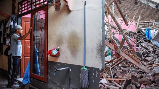 A man looks at debris from his partially collapsed home in Lendang Bajur Hamlet. It was the second deadly quake in a week to hit Lombok. A July 29 quake killed 16 people and damaged hundreds of houses, some of which collapsed in Sunday evening’s temblor. (Ahmad Subaidi / Antara Foto / REUTERS) A man looks at debris from his partially collapsed home in Lendang Bajur Hamlet. It was the second deadly quake in a week to hit Lombok. A July 29 quake killed 16 people and damaged hundreds of houses, some of which collapsed in Sunday evening’s temblor. (Ahmad Subaidi / Antara Foto / REUTERS)