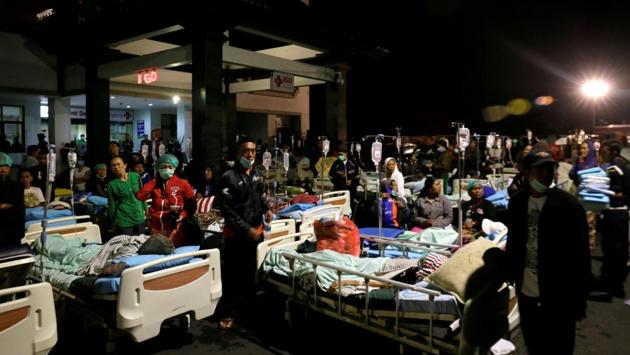 Many victims were treated outdoors because hospitals were damaged in the quake while the nighttime search and rescue effort had been hampered by electricity and communications blackouts. (Johannes P. Christo / REUTERS) Many victims were treated outdoors because hospitals were damaged in the quake while the nighttime search and rescue effort had been hampered by electricity and communications blackouts. (Johannes P. Christo / REUTERS)