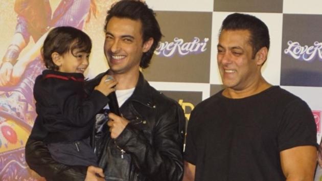 Actors Salman Khan and Aayush Sharma along with his son Ahil Sharma at the trailer launch of their upcoming film Loveratri.(IANS) Actors Salman Khan and Aayush Sharma along with his son Ahil Sharma at the trailer launch of their upcoming film Loveratri.(IANS)