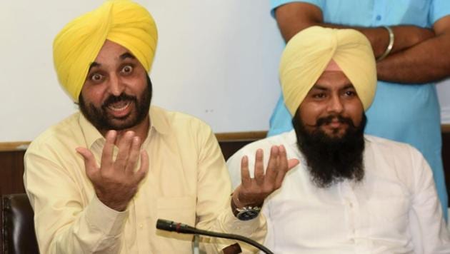 Bhagwant Mann with other leaders during a press conference at Convention center in Chandigarh’s Sector 36 on Tuesday.(HT Photo)