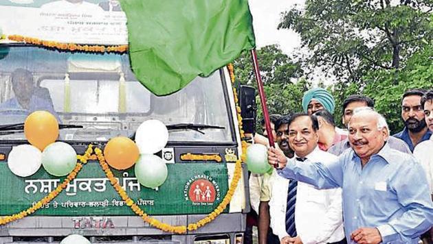 Punjab health and family welfare minister Brahm Mohindra flagging off special vans to spread awareness about the(HT Photo)