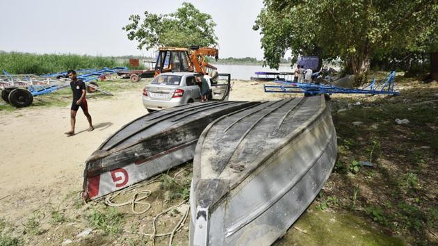 Quite often, the divers dive for bodies — a job involving danger, action and drama. On an average, they fish out 100-125 bodies in a year–not just drowning cases but also murder victims and those who commit suicide. 26-year-old Naeem (L), a diver  who claims to have found 150 bodies in his nine years with the Boat Club, says it is not a job for the faint-hearted. (Raj K Raj / HT Photo) 