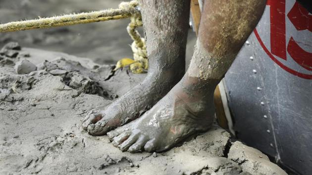 Pollution make the job all the more challenging. Body rashes, eye infections, insect bites and nosebleeds are common complaints from the Yamuna’s waste and chemical laden water. Last year, the club conducted one of its most difficult operations when a part of the Ghazipur landfill collapsed, sweeping several people into a canal. Two people were killed. “We were all dripping thick black filth as we brought out the bodies,” Javed says. (Raj K Raj / HT Photo) 