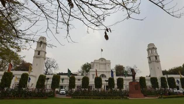 A file photo of Delhi Vidhan Sabha. On the first day of the monsoon session, the AAP legislators demanded creating a public service commission for Delhi citing “repeated refusal” of bureaucrats to cooperate with the political executive.(Sonu Mehta/HT File Photo)
