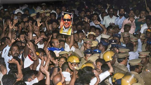 Police man DMK supporters outside Kauvery Hospital after the passing away of the party president M Karunanidhi in Chennai on Tuesday.(PTI)