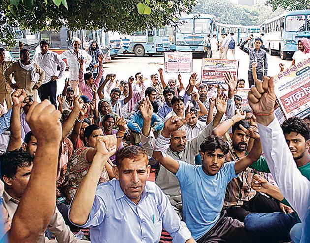 The strike, which was called to protest against the Centre’s Motor Vehicle Amendment Bill (2017) and the state government’s attempt to privatise public transport, was supported by at least eight workers’ unions in Haryana.(Yogendra Kumar/HT Photo) The strike, which was called to protest against the Centre’s Motor Vehicle Amendment Bill (2017) and the state government’s attempt to privatise public transport, was supported by at least eight workers’ unions in Haryana.(Yogendra Kumar/HT Photo)