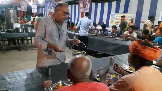 Food distribution underway at Jai Shanker Seva Samiti’s Kanwar Shivir at Dhaula Kuan, Delhi. (HT Photo) Food distribution underway at Jai Shanker Seva Samiti’s Kanwar Shivir at Dhaula Kuan, Delhi. (HT Photo)