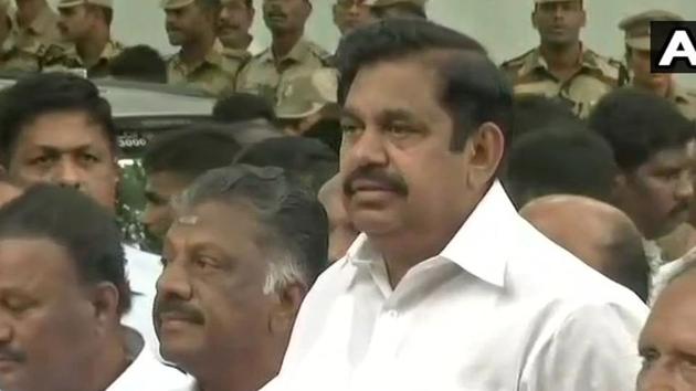 Tamil Nadu chief minister E Palaniswamy pays last respects to former Tamil Nadu chief minister M Karunanidhi at Chennai’s Rajaji Hall on Wednesday. (ANI Photo/Twitter) Tamil Nadu chief minister E Palaniswamy pays last respects to former Tamil Nadu chief minister M Karunanidhi at Chennai’s Rajaji Hall on Wednesday. (ANI Photo/Twitter)