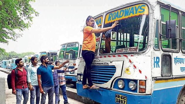 Commuters stranded in Rohtak as the Haryana Roadways buses are parked at the bus stand due to employees’ strike on Tuesday. (HT Photo) Commuters stranded in Rohtak as the Haryana Roadways buses are parked at the bus stand due to employees’ strike on Tuesday. (HT Photo)