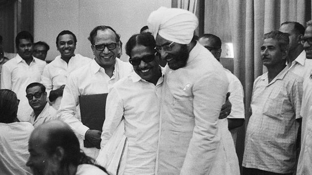 Then chief minister of Punjab, Zail Singh hugs M Karunanidhi, chief minister of Tamil Nadu at Chief Ministers’ Conference held in New Delhi on July 23, 1972. (Rane Prakash / HT Archive) Then chief minister of Punjab, Zail Singh hugs M Karunanidhi, chief minister of Tamil Nadu at Chief Ministers’ Conference held in New Delhi on July 23, 1972. (Rane Prakash / HT Archive)