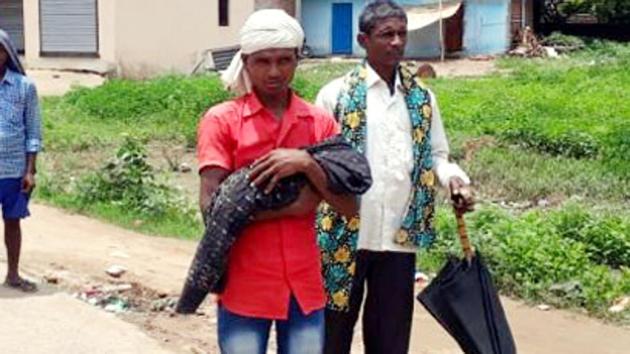 Manoj Bhuian alleged that the hospital authorities denied them ambulance, saying it could not be availed for carrying a corpse. (HT Photo) Manoj Bhuian alleged that the hospital authorities denied them ambulance, saying it could not be availed for carrying a corpse. (HT Photo)