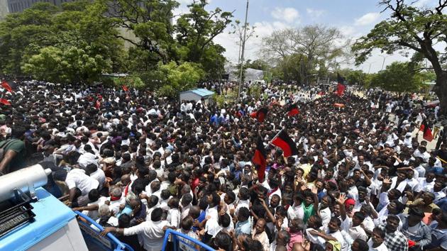 DMK workers converge at Chennai’s Rajaji Hall where party chief Karunanidhi’s body has been kept.(PTI)