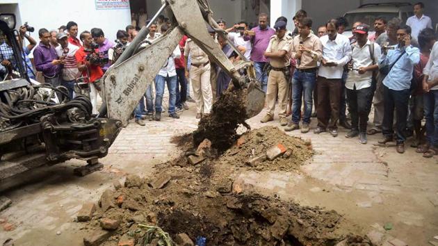 Police investigate the site where a rape victim was allegedly buried, at a government shelter home in Muzaffarpur.(PTI Photo) Police investigate the site where a rape victim was allegedly buried, at a government shelter home in Muzaffarpur.(PTI Photo)