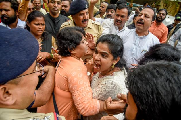 Members of Sakal Maratha Samaj protest outside Medha Kulkarni's House in Dahanukar colony in Pune. (HT PHOTO) Members of Sakal Maratha Samaj protest outside Medha Kulkarni's House in Dahanukar colony in Pune. (HT PHOTO)