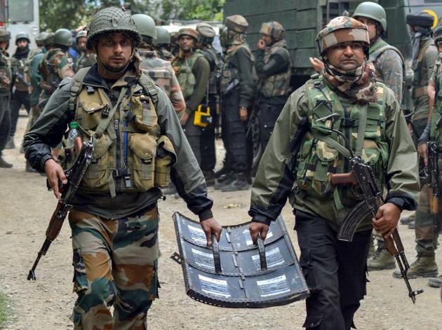 The Army’s 32 Rashtriya Rifles (RR) and 9 para-commandos launched an operation in the Hamam Markote forests of Rafiabad on Wednesday and killed four militants.(PTI)