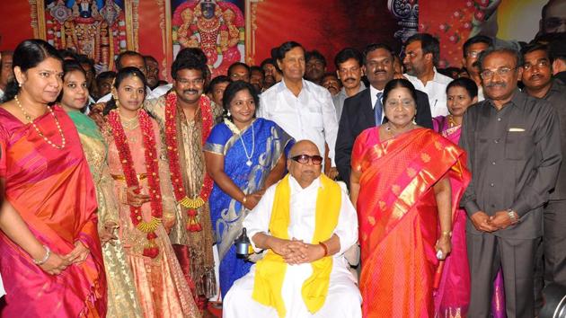 DMK patriarch M Karunanidhi attends the marriage reception of state BJP President, Tamilisai Soundararajan’s son on February 17, 2006. (V Srinivasulu / HT Archive) 