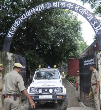 Police officials taking the resued girls for recording their statements in the court in Deoria.(Deepak Gupta/HT Photo) Police officials taking the resued girls for recording their statements in the court in Deoria.(Deepak Gupta/HT Photo)