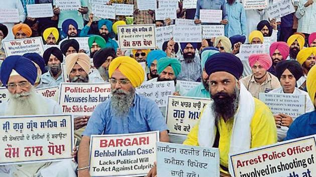 Former Takht Damdama Sahib jathedar Giani Kewal Singh (left) with members of Sikh bodies staging a protest on Bhandari bridge in Amritsar on Wednesday.(HT Photo)