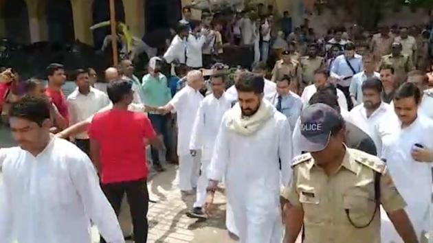 Abhishek Bachchan was seen in Haridwar with his brother-in-law Nikhil Nanda. Abhishek Bachchan was seen in Haridwar with his brother-in-law Nikhil Nanda.